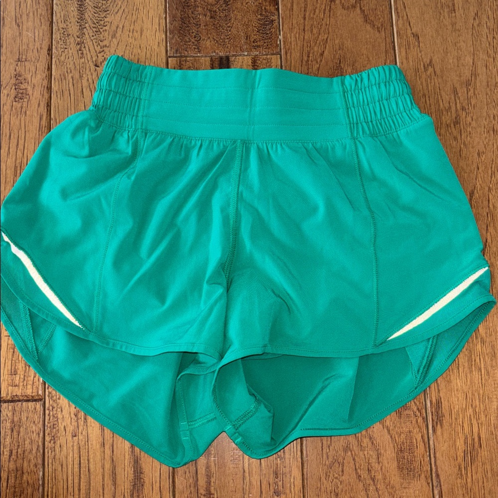 Lululemon Hottie Hot HR 2.5” Kelly Green Shorts